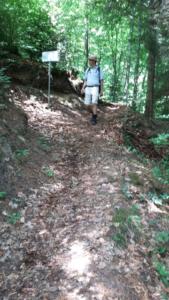 par un sentier très sympa,