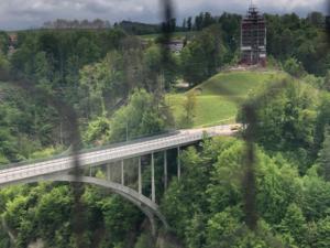 Vue sur pont du Gottéron et la tour de Dürenbühl en travaux