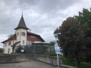 son église au sommet.