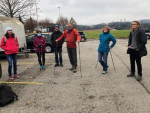 Départ de la place de parc du terrain de foot de St-Antoni. En arrivant de Fribourg "Turnhalle" au milieu du village à DROITE.