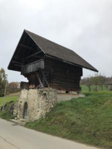 Au bord de la route,