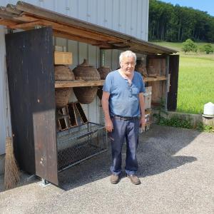 Des ruches du passée à La Tourbière à côté de Senèdes avec le propriétaire.
