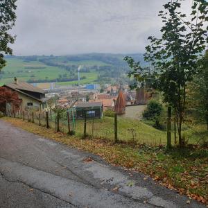 Départ à pied de la gare de Lucens et vue 