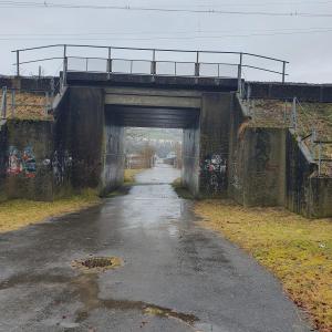 La passerelle sur l'autoroute et le passage sous la voie de chemin de fer