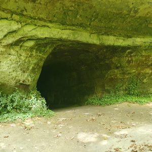Mystère, une grotte...