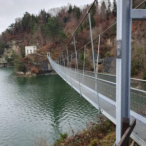 La passerelle du barrage à Rossens
