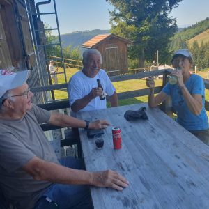 Déjà attablés, à la cabane des Clés