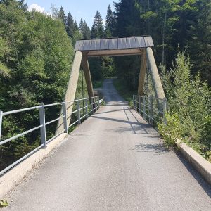 Au fond, pont sur la Trême