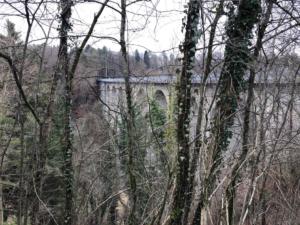à coté du pont.