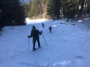 et retour à la place du Brand par le tracé de la piste de ski même si celle-ci avait été très peu empruntée donc très peu tassée.