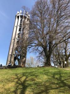 au pied de la tour