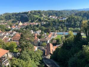 et vue de la tour de Dürrenbühl  et Laurette, la Motta, à partir du haut du funiculaire.