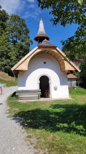 Début de la balade par la chapelle