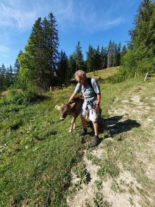 avec une caresse au petit copain en passant.