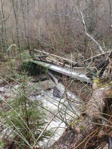 un autre pont sur la Bressone inutilisable car il a été détruit par un arbre..