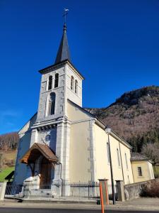 avec son église