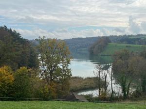 Vue du lac au même endroit.