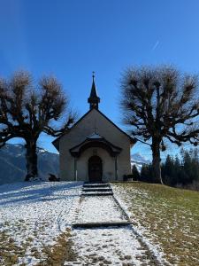 et la chapelle du chemin de la Motta.