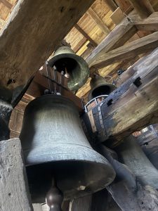 Les cloches bien sûr..