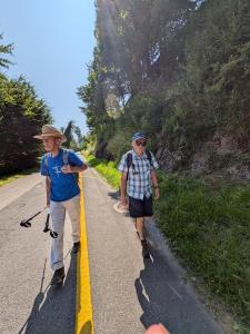 par le chemin de l'ancienne voie de chemin de fer.